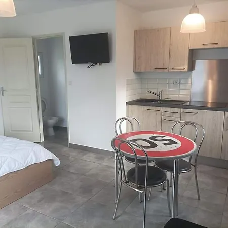 Maisonnette Dans Propriete